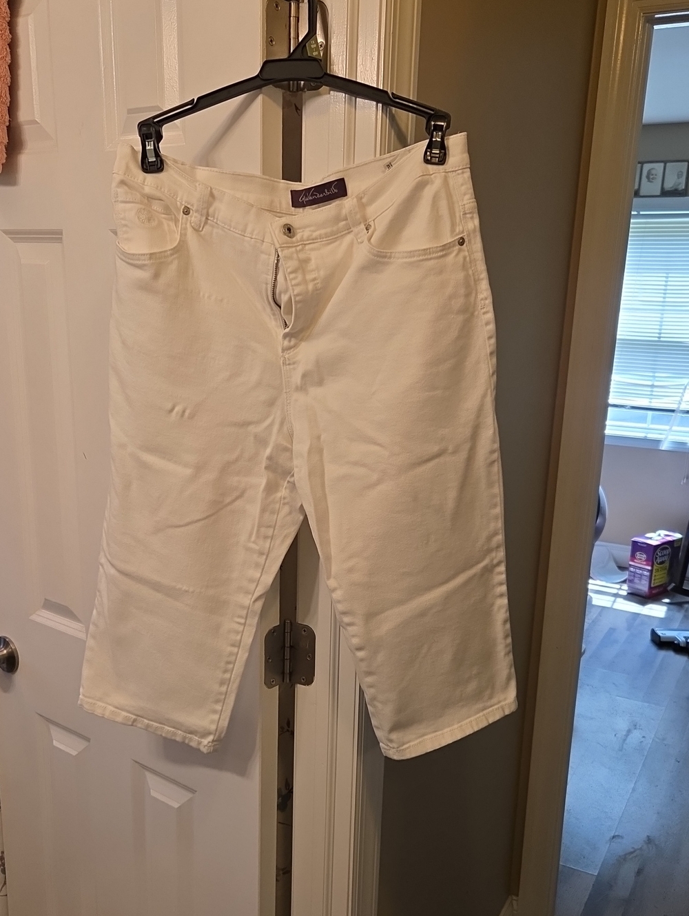 $5/$25- Gloria Vanderbilt White Cropped Jeans